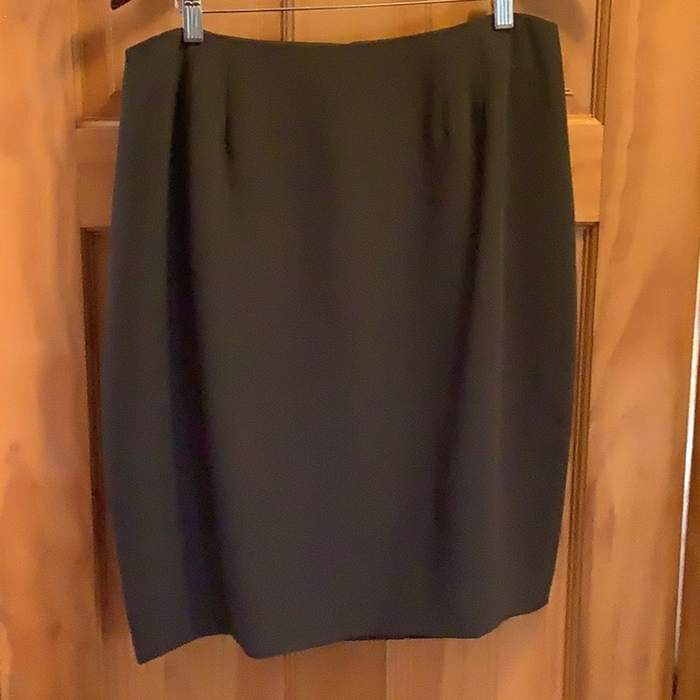 Linda Allard/Ellen Tracy short skirt. Size 14. Excellent condition. Brown-green